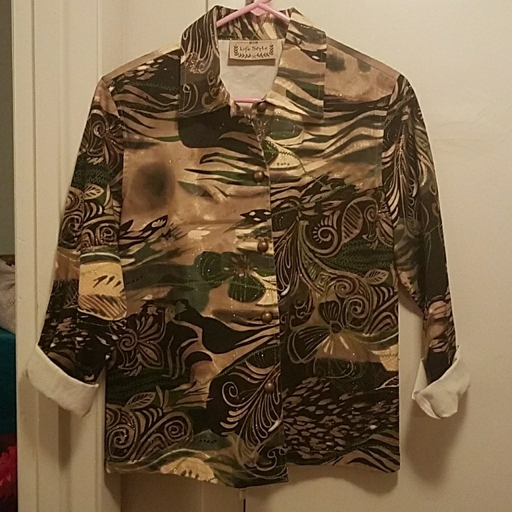 Beautiful 5 button blouse could be worn as a blaze